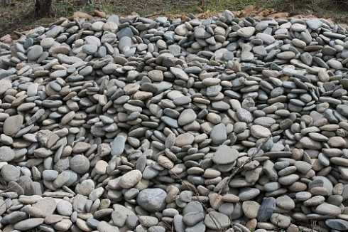 Kamenclub.ru: Галька речная плоская (ассорти) фр. 100-200-300 мм. купить  в Мариуполе галька плоская разноцветная серый белый темно-серый синий речная галька ландшафтная 8000 руб/т   фото КАМЕНЬ КЛУБ