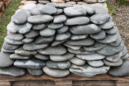 Kamenclub.ru: Галька речная плоская (темно-серая) фр. 100-200-300 мм. купить  в Мариуполе галька речная плоская темно-серый, серый, синий речной галечник плоский 9000 руб/т   фото КАМЕНЬ КЛУБ