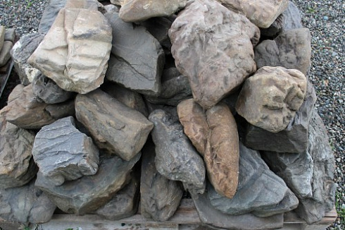 Kamenclub.ru: Песчаник декоративный ландшафтный (фр. 300-500 мм)  купить в Мариуполе песчаник желтый рыжий серый зеленый валун речной окатанный природный песчаника 4 500 руб/т   фото КАМЕНЬ КЛУБ