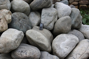 Kamenclub.ru: Речной валун Кабанчик фр.300-500 мм.  купить в Мариуполе крупный природный камень галька серый, темно-серый речной валун галечник масштабный 7000 руб/т   фото КАМЕНЬ КЛУБ