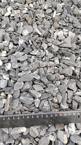 Kamenclub.ru: Щебень галтованный черный (мрамор) фр.10-20 мм.  купить в Мариуполе мрамор черный с белыми прожилками, черный, белый окатанный округлый ландшафтный декоративный щебень 15000 руб/т   фото КАМЕНЬ КЛУБ