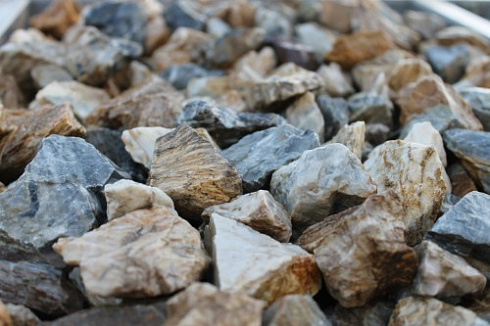 Kamenclub.ru: Мраморная крошка (щебень крошка медовый) фр. 20-40 мм.  купить в Мариуполе мрамор бежевый рыжий желтый ландшафтная мраморная крошка 12000 руб/т   фото КАМЕНЬ КЛУБ