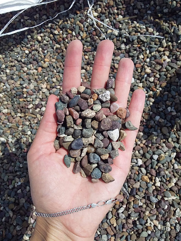 Kamenclub.ru: Галька речная окат цветная фр.5-10 мм. купить  в Мариуполе галька речная белый, серый, красноватый, синий, темно-серый речная окатанная галька декоративная 6800 руб/т   фото КАМЕНЬ КЛУБ