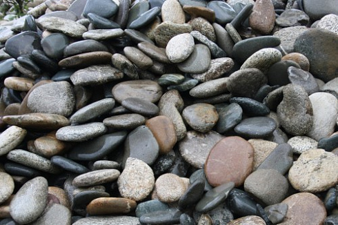 Kamenclub.ru: Галька речная плоская (ассорти) фр. 100-200-300 мм купить  в Мариуполе галька галечник природный серый, белый темно-серый синий рыжий светло-серый природная галька плоская крупная 8000 руб/т   фото КАМЕНЬ КЛУБ