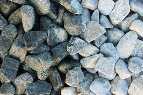 Kamenclub.ru: Щебень галтованный зеленый (змеевик) фр. 50-100 мм.  купить в Мариуполе галтовка мраморная зеленый, салатовый мрамор 12 500 руб/т   фото КАМЕНЬ КЛУБ