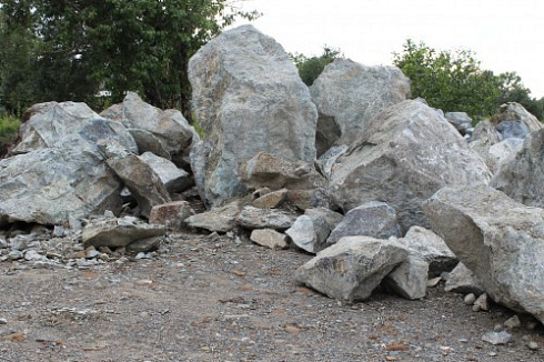 Kamenclub.ru: Змеевик скальник фр. 500-1500 мм.  купить в Мариуполе змеевик зеленый серый черный глыба скальная колотая 7500 руб/т   фото КАМЕНЬ КЛУБ