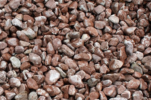 Kamenclub.ru: Мраморная крошка (щебень галтованный розовый) фр.5-10 мм.  купить в Мариуполе мрамор розовый, красный окатанный мраморный щебень декоративный ландшатфный 15000 руб/т   фото КАМЕНЬ КЛУБ