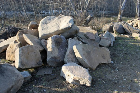 Kamenclub.ru: Песчаник плиты - плахи - пошаговые дорожки (фр. 70-150 мм)  купить в Мариуполе песчаник серый бежевый желтый зеленый колотый песчаник строительный 6500 руб/т   фото КАМЕНЬ КЛУБ