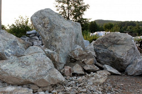 Kamenclub.ru: Змеевик скальник фр. 500-1500 мм.  купить в Мариуполе змеевик зеленый серый черный глыба скальная колотая 7500 руб/т   фото КАМЕНЬ КЛУБ