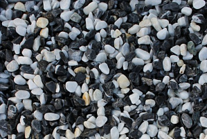Kamenclub.ru: Мраморная крошка (щебень галтованный микс:белый-черный) фр.10-20 мм.  купить в Мариуполе мрамор белый, черный окатанные округлые декоративные ландшафтные камни щебня 15500 руб/т   фото КАМЕНЬ КЛУБ