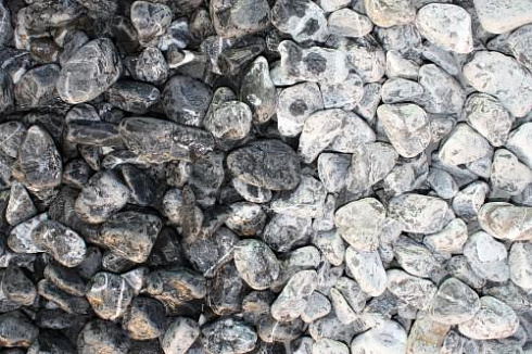 Kamenclub.ru: Щебень галтованный черный (мрамор) фр.20-40 мм.  купить в Мариуполе мрамор черный с белыми прожилками мрамор окатанный округлый 15000 руб/т   фото КАМЕНЬ КЛУБ