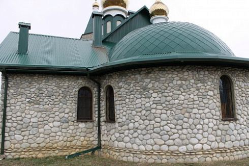 Kamenclub.ru: Галька речная плоская (бело-серая) фр. 100-200-300 мм. купить  в Мариуполе галька речная плоская серый, белый, бело-серый, серо-белый речная галька плоская  9000 руб/т   фото КАМЕНЬ КЛУБ