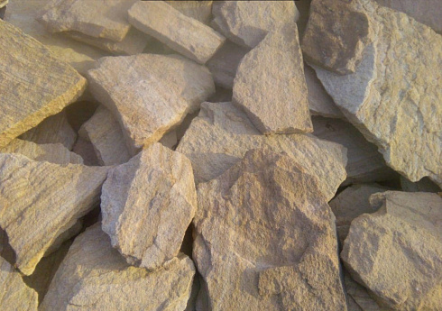 Kamenclub.ru: Песчаник пластушка "фонтанка" желтая (3,0 - 5,0 см)  купить в Мариуполе песчаник желтая, рыжий, желтый песчаник колотый рваный со сколом облицовочный 16200 руб/м3   фото КАМЕНЬ КЛУБ