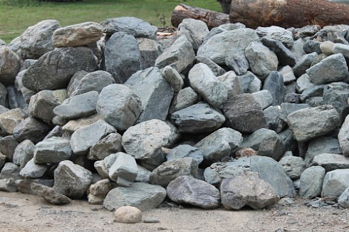 Kamenclub.ru: Гранит скальник (серо-зеленый) фр. 100-500 мм.  купить в Мариуполе гранит зеленый, серый, салатовый крупный ландшафтный валун 6 000 руб/т   фото КАМЕНЬ КЛУБ