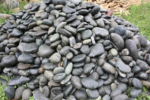 Kamenclub.ru: Темно-серый валунчик фр.100-300 мм.  купить в Мариуполе крупный природный камень серый, темно-серый, светло-серый речная галька большого размера окатанная 4500 руб/т   фото КАМЕНЬ КЛУБ