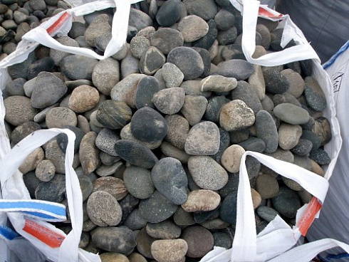 Kamenclub.ru: Галька речная плоская (ассорти) фр. 70-150 мм. купить  в Мариуполе галька галечник серый белый темно-серый синий светло-серый плоская природная галька  9000 руб/т   фото КАМЕНЬ КЛУБ