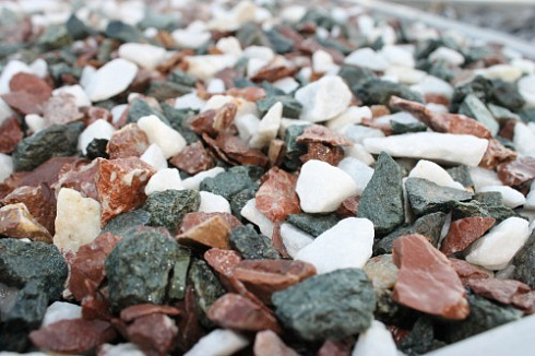 Kamenclub.ru: Мраморная крошка (щебень крошка микс: белый-зеленый-розовый) фр. 10-20 мм.  купить в Мариуполе мрамор белый, зеленый, розовый декоративный ландшафтный колотый щебень 12000 руб/т   фото КАМЕНЬ КЛУБ