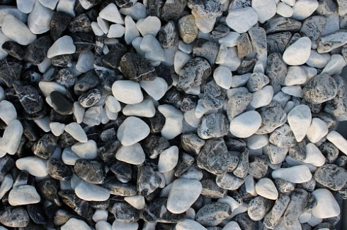 Kamenclub.ru: Мраморная крошка (щебень галтованный микс:: белый-черный) фр.20-40 мм  купить в Мариуполе мрамор белый, черный мраморный галтованный щебень 15500 руб/т   фото КАМЕНЬ КЛУБ