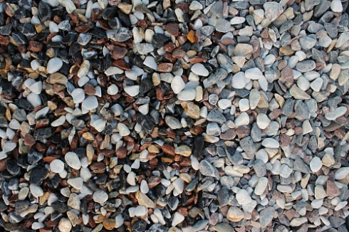 Kamenclub.ru: Мраморная крошка (щебень галтованный микс:белый-черный-розовый-медовый) фр.10-20 мм.  купить в Мариуполе мрамор белый, медовый, черный, розовый мраморный декоративный ландшафтный окатанный округлый галтованный щебень 15500 руб/т   фото КАМЕНЬ КЛУБ