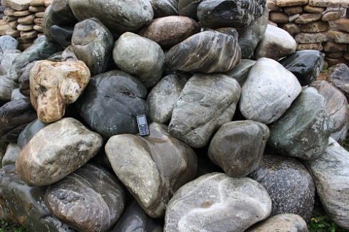 Kamenclub.ru: Речной валун Кабанчик фр.300-500 мм.  купить в Мариуполе крупный природный камень галька серый, темно-серый речной валун галечник масштабный 7000 руб/т   фото КАМЕНЬ КЛУБ