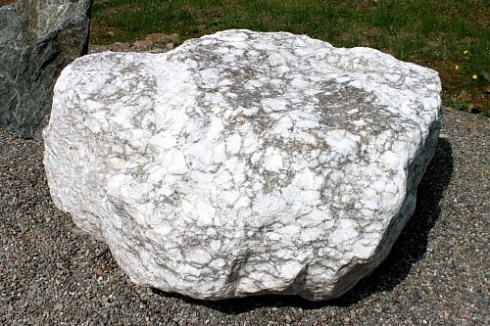 Kamenclub.ru: Мраморизированный известняк фр.500-1500 мм.  купить в Мариуполе    10000 руб/т   фото КАМЕНЬ КЛУБ