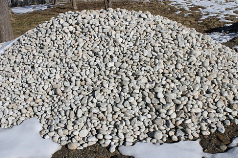 Kamenclub.ru: Галька речная окат (серо-белая) фр. 70-120 мм купить  в Мариуполе галька галечник бело-серая, серо-белая, серая, белая речная природная галька  8000 руб/т   фото КАМЕНЬ КЛУБ