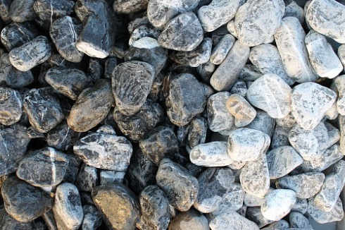 Kamenclub.ru: Щебень галтованный черный (мрамор) фр. 50-100 мм.  купить в Мариуполе мрамор черный с белыми прожилками щебень ландшафтный мраморный 15000 руб/т   фото КАМЕНЬ КЛУБ