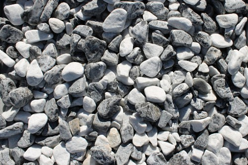 Kamenclub.ru: Мраморная крошка (щебень галтованный микс:: белый-черный) фр.20-40 мм  купить в Мариуполе мрамор белый, черный мраморный галтованный щебень 15500 руб/т   фото КАМЕНЬ КЛУБ