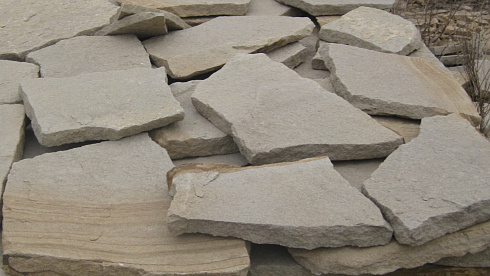 Kamenclub.ru: Песчаник пластушка светло-серый (2,0 см)  купить в Мариуполе плитняк- ластушка светло-серый, серый рваный ландшафтный плитняк колотый 13800 руб/м3   фото КАМЕНЬ КЛУБ