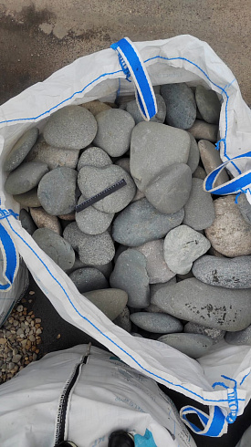 Kamenclub.ru: Галька речная плоская (темно-серая) фр. 70-150 мм. купить  в Мариуполе галечник природный темно-серый серый синий речная плоская природная окатанная  9000 руб/т   фото КАМЕНЬ КЛУБ