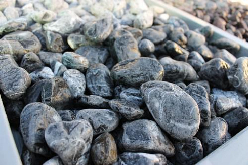 Kamenclub.ru: Щебень галтованный черный (мрамор) фр.20-40 мм.  купить в Мариуполе мрамор черный с белыми прожилками мрамор окатанный округлый 15000 руб/т   фото КАМЕНЬ КЛУБ