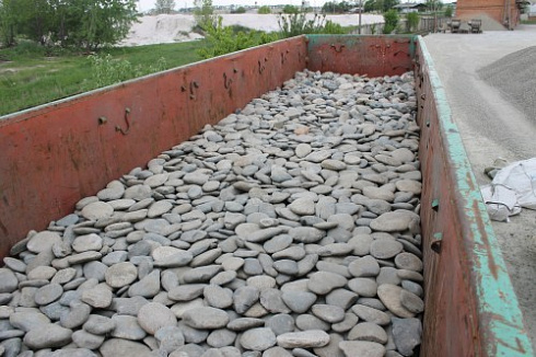 Kamenclub.ru: Галька речная плоская (ассорти) фр. 100-200-300 мм. купить  в Мариуполе галька плоская разноцветная серый белый темно-серый синий речная галька ландшафтная 8000 руб/т   фото КАМЕНЬ КЛУБ