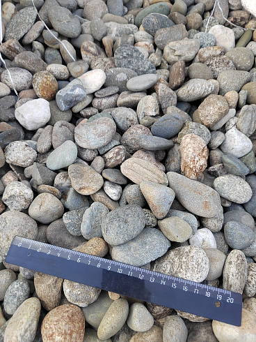 Kamenclub.ru: Галька речная окат (пестрая) фр. 20-40 мм. купить  в Мариуполе галька речная пестрая, серая, серые оттенки галька речная окатанная округлая 5000 руб/т   фото КАМЕНЬ КЛУБ