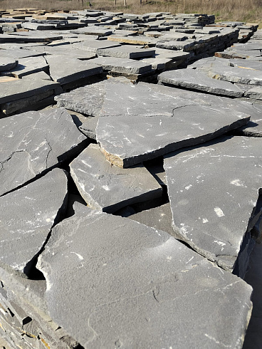 Kamenclub.ru: Песчаник пластушка светло-серый (2,0 см)  купить в Мариуполе плитняк- ластушка светло-серый, серый рваный ландшафтный плитняк колотый 13800 руб/м3   фото КАМЕНЬ КЛУБ