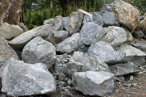 Kamenclub.ru: Змеевик скальник фр. 500-1500 мм.  купить в Мариуполе змеевик зеленый серый черный глыба скальная колотая 7500 руб/т   фото КАМЕНЬ КЛУБ