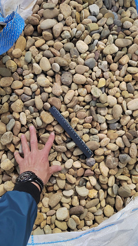 Kamenclub.ru: Галька речная окат рыжая фр. 20-40 мм. купить  в Мариуполе галька речная окатанная рыжая желтая серая округлая речная галька 5000 руб/т   фото КАМЕНЬ КЛУБ