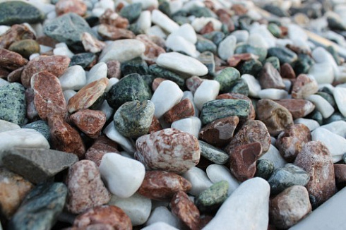 Kamenclub.ru: Мраморная крошка (щебень галтованный микс:белый-зеленый-розовый) фр.20-40 мм.  купить в Мариуполе мрамор белый, зеленый, розовый мрамор декоративный (галтовка) 15500 руб/т   фото КАМЕНЬ КЛУБ