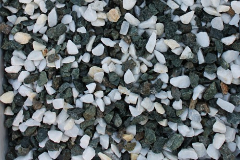 Kamenclub.ru: Мраморная крошка (щебень крошка микс: белый-зеленый) фр. 10-20 мм.  купить в Мариуполе мрамор белый, зеленый каменная ландшафтная декоративная крошка щебня 9500 руб/т   фото КАМЕНЬ КЛУБ