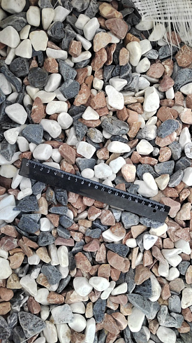 Kamenclub.ru: Мраморная крошка (щебень галтованный микс:белый-зеленый-розовый) фр.20-40 мм.  купить в Мариуполе мрамор белый, зеленый, розовый мрамор декоративный (галтовка) 15500 руб/т   фото КАМЕНЬ КЛУБ