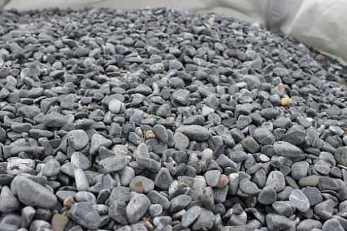 Kamenclub.ru: Щебень галтованный черный (мрамор) фр.10-20 мм.  купить в Мариуполе мрамор черный с белыми прожилками, черный, белый окатанный округлый ландшафтный декоративный щебень 15000 руб/т   фото КАМЕНЬ КЛУБ