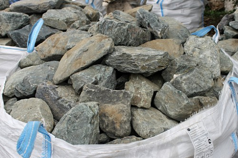 Kamenclub.ru: Гранит скальник (серо-зеленый) фр. 100-500 мм.  купить в Мариуполе гранит зеленый, серый, салатовый крупный ландшафтный валун 6 000 руб/т   фото КАМЕНЬ КЛУБ