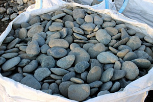 Kamenclub.ru: Галька речная плоская (темно-серая) фр. 100-200-300 мм. купить в Мариуполе галька речная плоская темно-серый, серый, синий речной галечник плоский 9000 руб/т   фото КАМЕНЬ КЛУБ