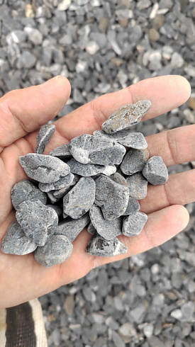 Kamenclub.ru: Щебень галтованный черный (мрамор) фр.10-20 мм.  купить в Мариуполе мрамор черный с белыми прожилками, черный, белый окатанный округлый ландшафтный декоративный щебень 15000 руб/т   фото КАМЕНЬ КЛУБ