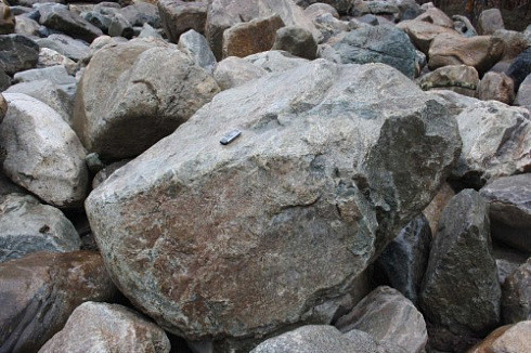 Kamenclub.ru: Гранит скальник (серо-зеленый) фр. 500-1500 мм.  купить в Мариуполе гранит мрамор  серый зеленый темно-серый глыба скальная колотая ландшафтная 7 500 руб/т   фото КАМЕНЬ КЛУБ