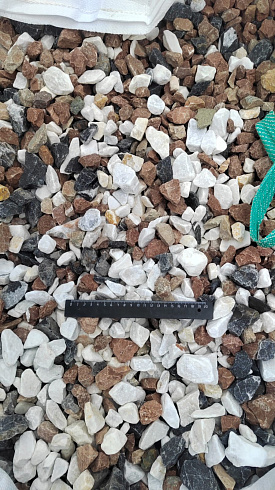 Kamenclub.ru: Мраморная крошка (щебень крошка микс : белый-черный-розовый) фр. 20-40 мм.  купить в Мариуполе мрамор белый, черный, розовый декоративная ландшафтная крошка 12000 руб/т   фото КАМЕНЬ КЛУБ
