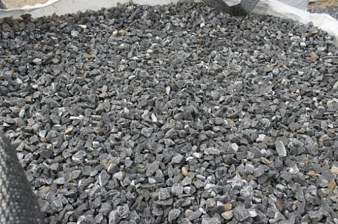 Kamenclub.ru: Щебень крошка черный (мрамор) фр. 10-20 мм.  купить в Мариуполе мрамор черный с белыми прожилками, черный, белый каменная ландшафтная декоративная крошка щебня 11000 руб/т   фото КАМЕНЬ КЛУБ