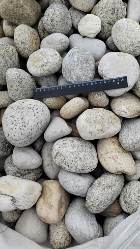 Kamenclub.ru: Галька речная окат (серо-белая) фр. 70-120 мм купить  в Мариуполе галька галечник бело-серая, серо-белая, серая, белая речная природная галька  8000 руб/т   фото КАМЕНЬ КЛУБ