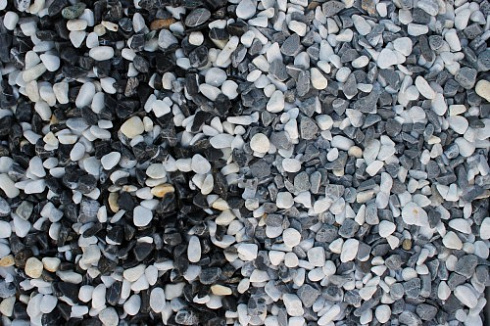 Kamenclub.ru: Мраморная крошка (щебень галтованный микс:белый-черный) фр.10-20 мм.  купить в Мариуполе мрамор белый, черный окатанные округлые декоративные ландшафтные камни щебня 15500 руб/т   фото КАМЕНЬ КЛУБ