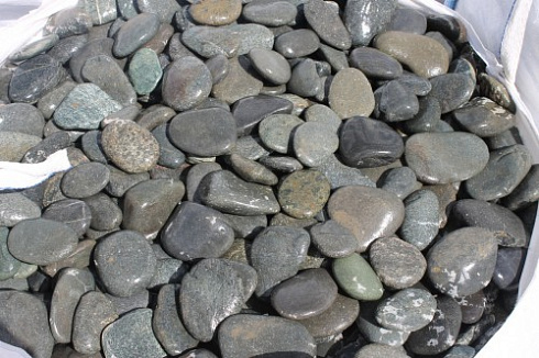 Kamenclub.ru: Галька речная плоская (темно-серая) фр. 100-200-300 мм. купить  в Мариуполе галька речная плоская темно-серый, серый, синий речной галечник плоский 9000 руб/т   фото КАМЕНЬ КЛУБ