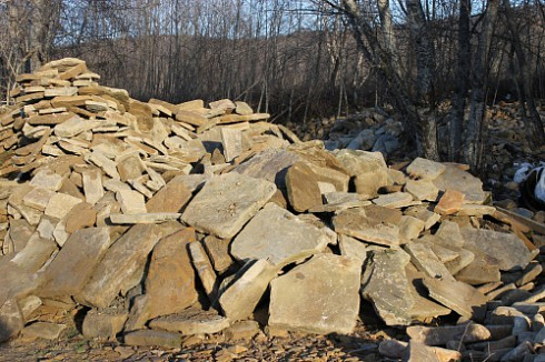 Kamenclub.ru: Песчаник плиты - плахи - пошаговые дорожки (фр. 70-150 мм)  купить в Мариуполе песчаник серый бежевый желтый зеленый колотый песчаник строительный 6500 руб/т   фото КАМЕНЬ КЛУБ